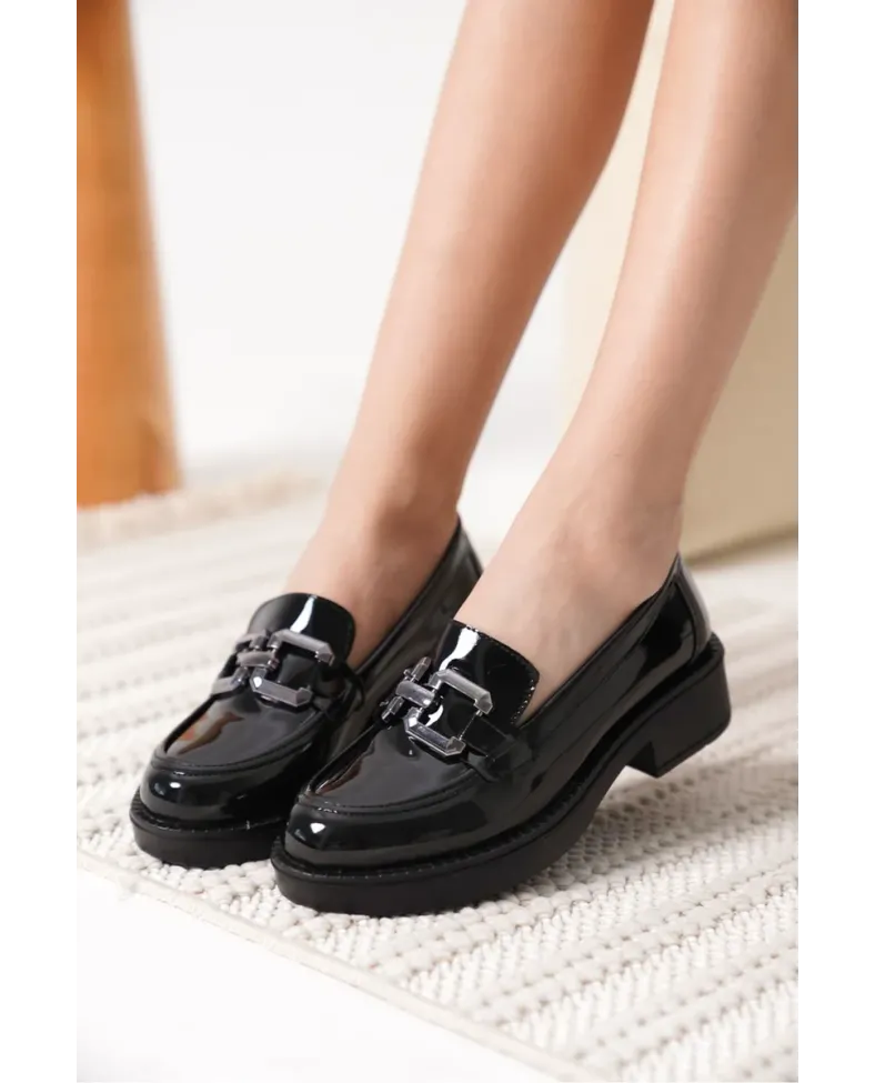 Kadın Rugan Siyah Gümüş Tokalı Loafer TR17MS02B