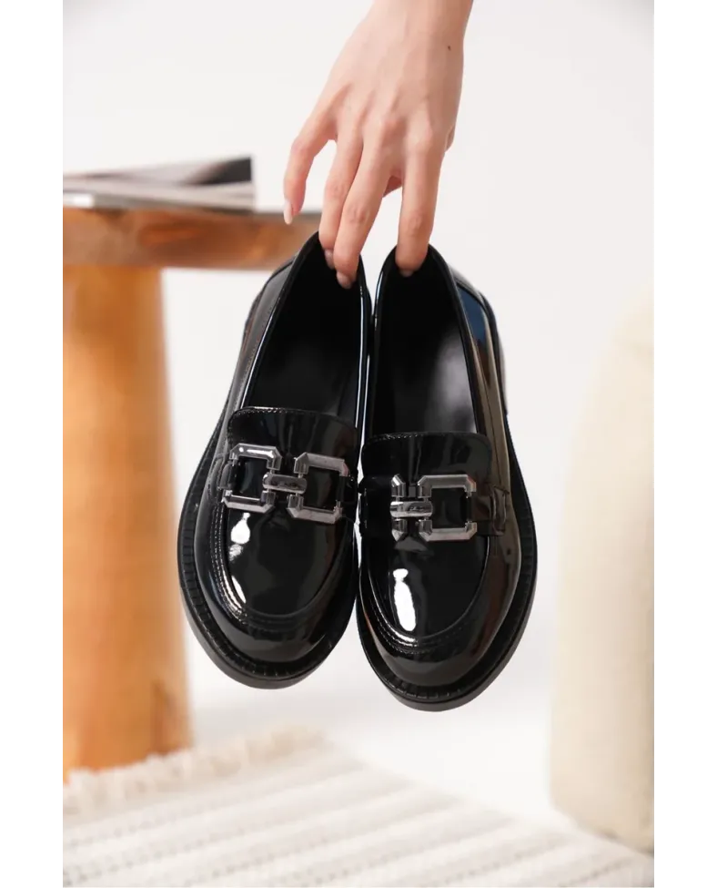 Kadın Rugan Siyah Gümüş Tokalı Loafer TR17MS02B