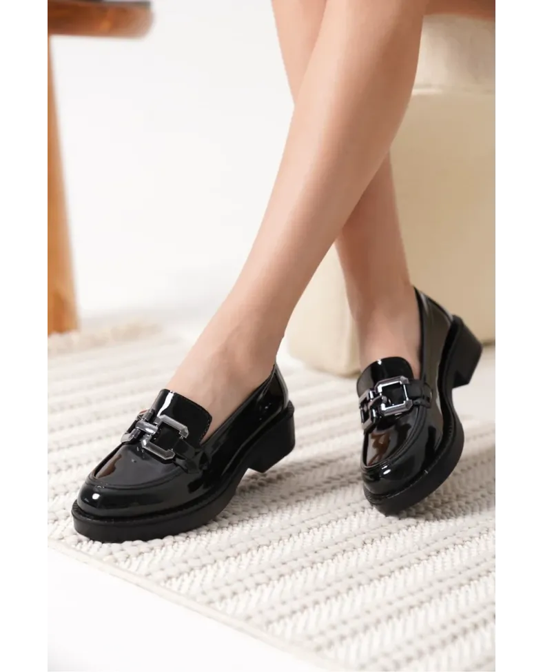 Kadın Rugan Siyah Gümüş Tokalı Loafer TR17MS02B