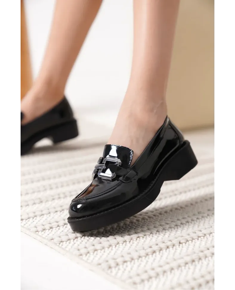 Kadın Rugan Siyah Gümüş Tokalı Loafer TR17MS02B