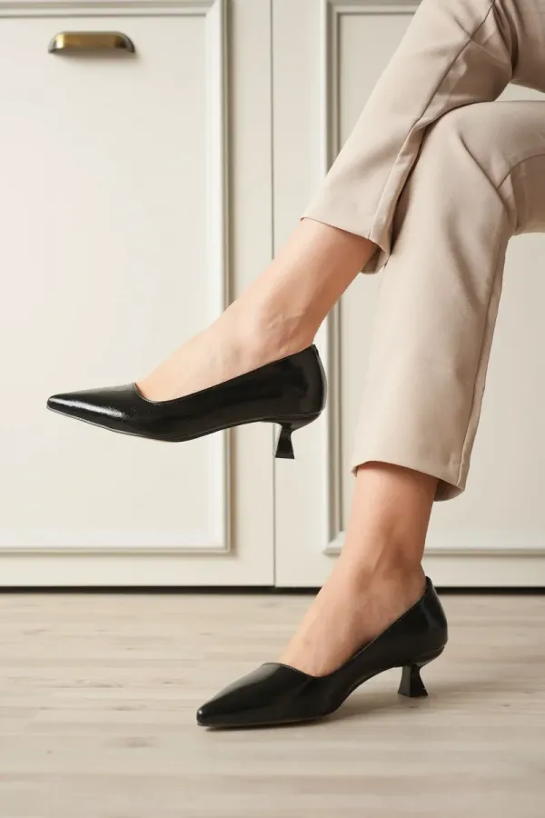 Kadın Siyah Kırışık Rugan Kısa Topuklu Stiletto Ayakkabı TR20MS03C