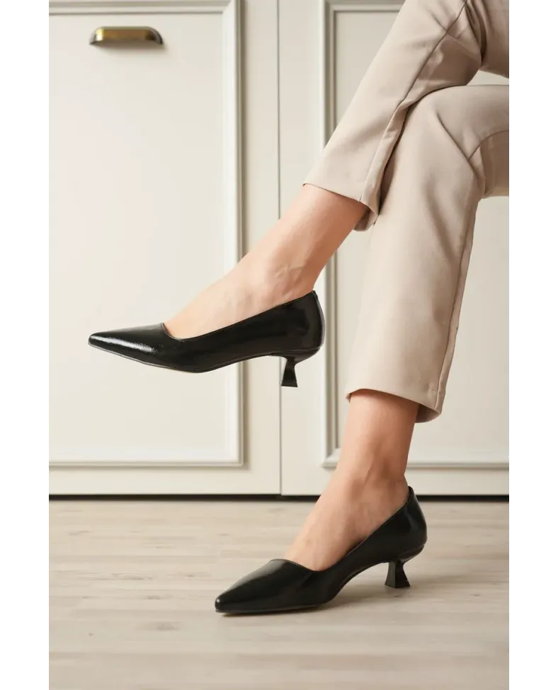 Kadın Siyah Kırışık Rugan Kısa Topuklu Stiletto Ayakkabı TR20MS03C