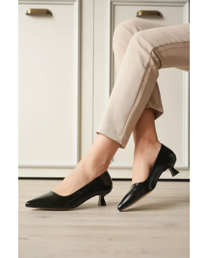 Kadın Siyah Kırışık Rugan Kısa Topuklu Stiletto Ayakkabı TR20MS03C