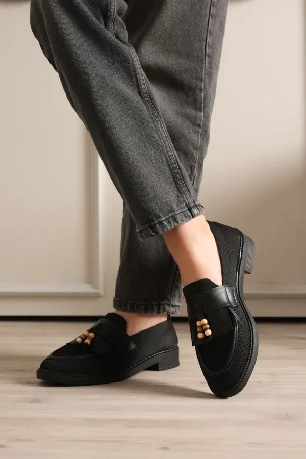 Kadın Siyah Boncuk Püsküllü Günlük Kısa Topuklu Ayakkabı TR30MS01A