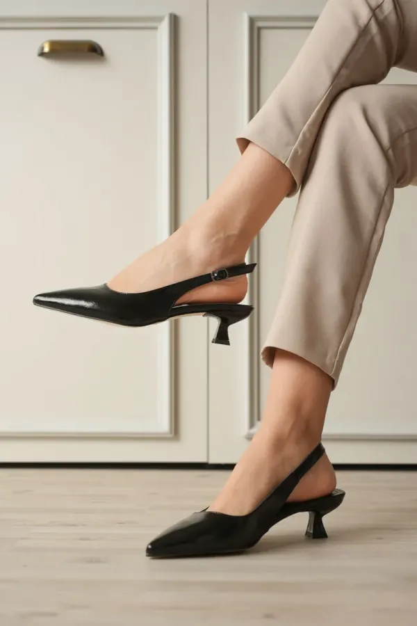 Kadın Siyah Kırışık Rugan Sivri Burun Slingback Kısa Topuklu Ayakkabı TR20MS04C