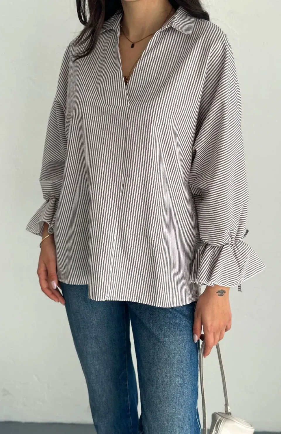 Kadın Arkası Asimetrik Yırtmaç Kesim Detaylı Cizgili Bluz Gömlek - Gri