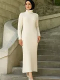 Kadın Tesettür Triko Elbise – Boğazlı Uzun Fitilli Dokuma, Esnek Tam Kalıp, 130 cm Midi Boy, Bahar & Kış Şık Rahat Stil - Beyaz
