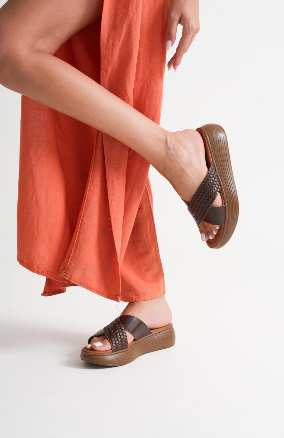 Acı Kahve Örgü Desenli Hakiki Deri Terlik TR31MY53K Somersan Giyim | Kadın, Erkek ve Çocuk Moda