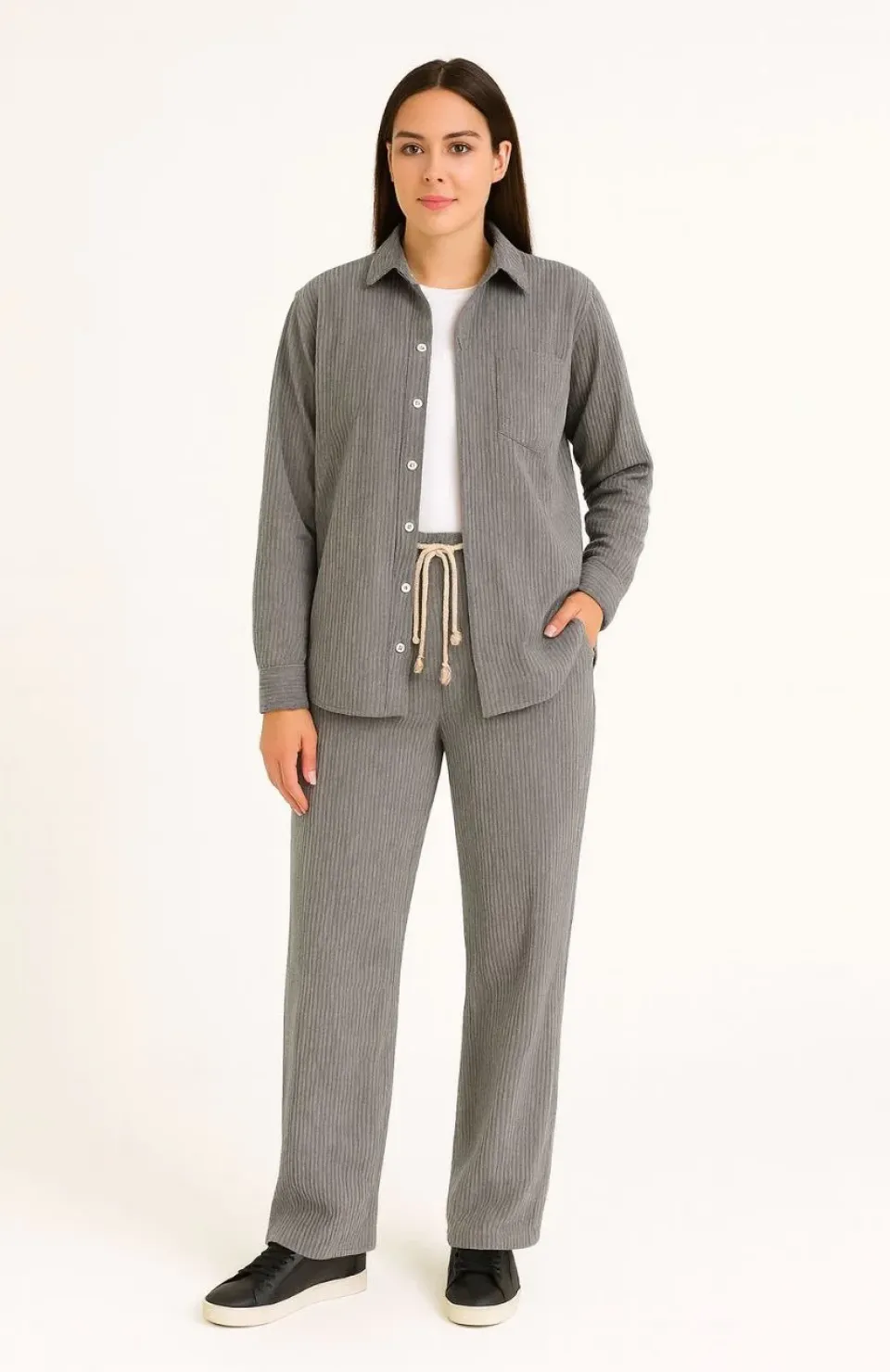 Kadın Kadife Oversize Takım – Gömlek ve Pantolon İkili Set Füme Corduroy Şıklığı, Rahat ve Zarif Duruş Yumuşak Dokulu Kadife Kumaş, Düğmeli Gömlek Üst ve Lastikli Pantolon Alt Parça ile Gün Boyu Konfor- Füme