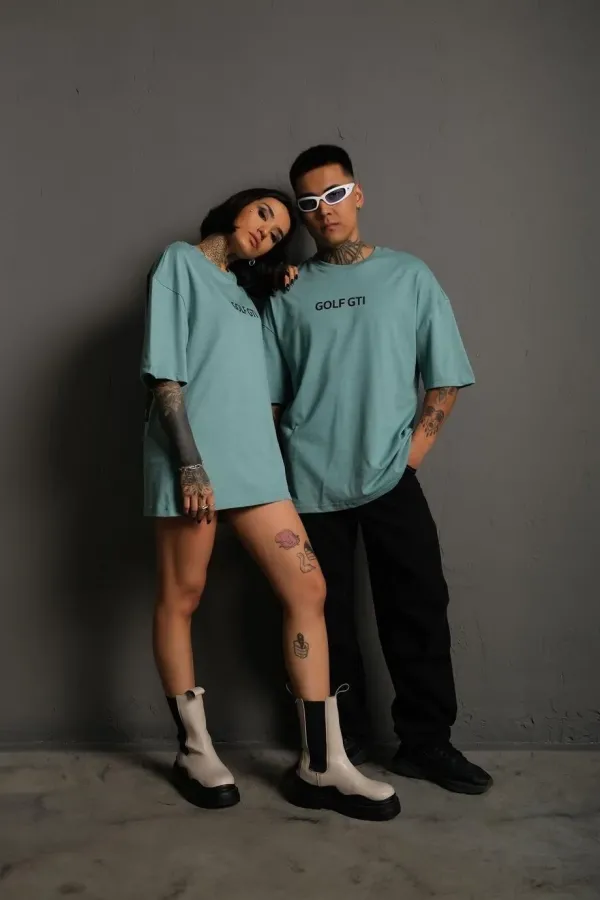 Kadın Oversize Baskılı Tişört – Golf GTI Retro Araba Desenli, Ön & Arka Dijital Baskı, Sokak Modası Stil - Mint Yeşili