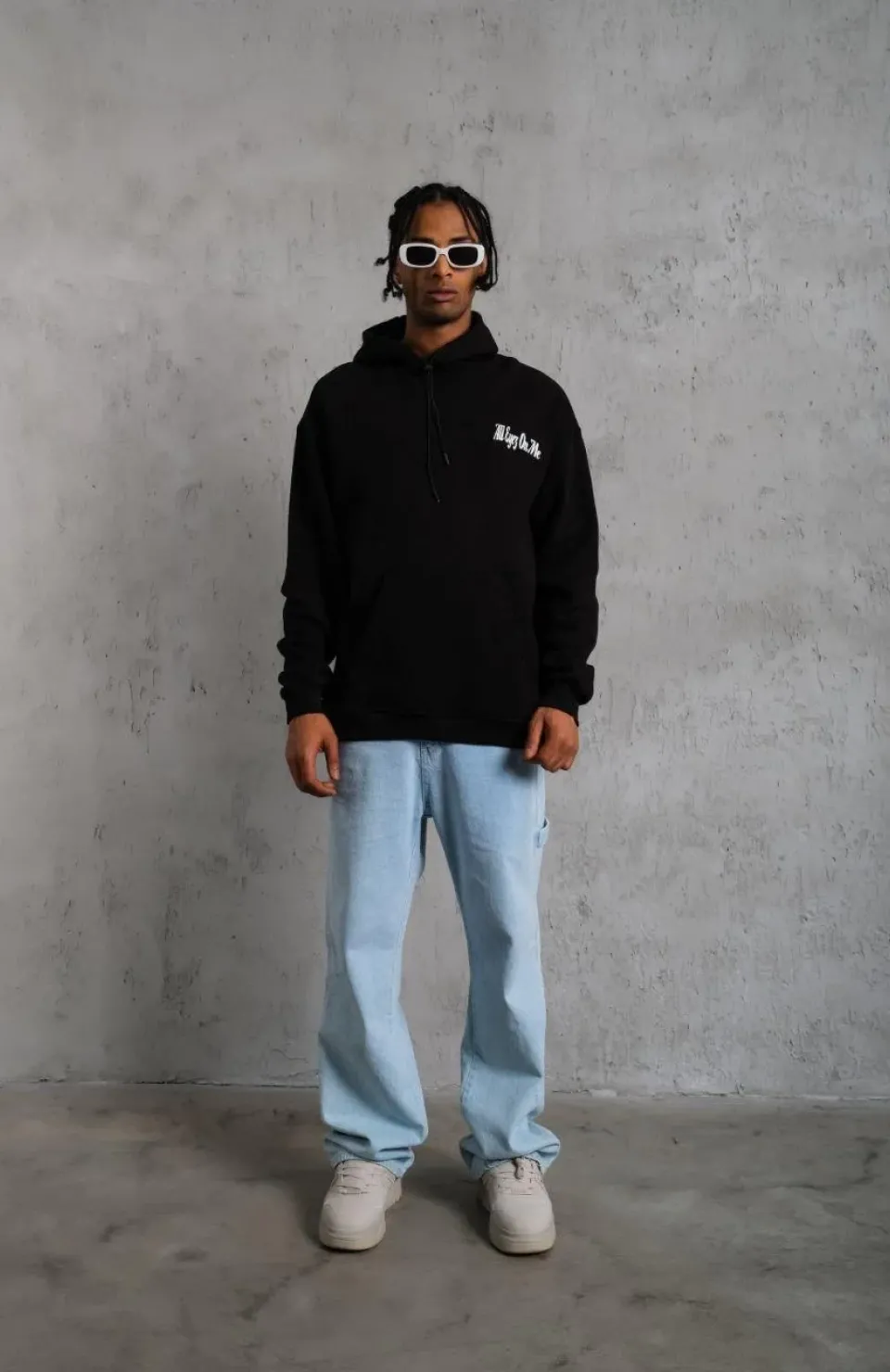 Erkek Oversize Üç İplik Kapüşonlu Sweat – Siyah Kol ve Etek Ribana Detaylı, Ön ve Sırt Baskılı, Kanguru Cepli Rahat Kalıp Model