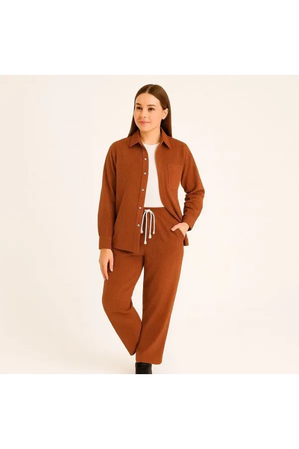 Kadın Kadife Oversize Takım – Gömlek ve Pantolon İkili Set Füme Corduroy Şıklığı, Rahat ve Zarif Duruş Yumuşak Dokulu Kadife Kumaş, Düğmeli Gömlek Üst ve Lastikli Pantolon Alt Parça ile Gün Boyu Konfor- Kiremit