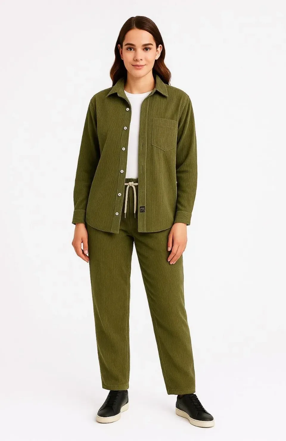 Kadın Kadife Oversize Takım – Gömlek ve Pantolon İkili Set Füme Corduroy Şıklığı, Rahat ve Zarif Duruş Yumuşak Dokulu Kadife Kumaş, Düğmeli Gömlek Üst ve Lastikli Pantolon Alt Parça ile Gün Boyu Konfor- haki