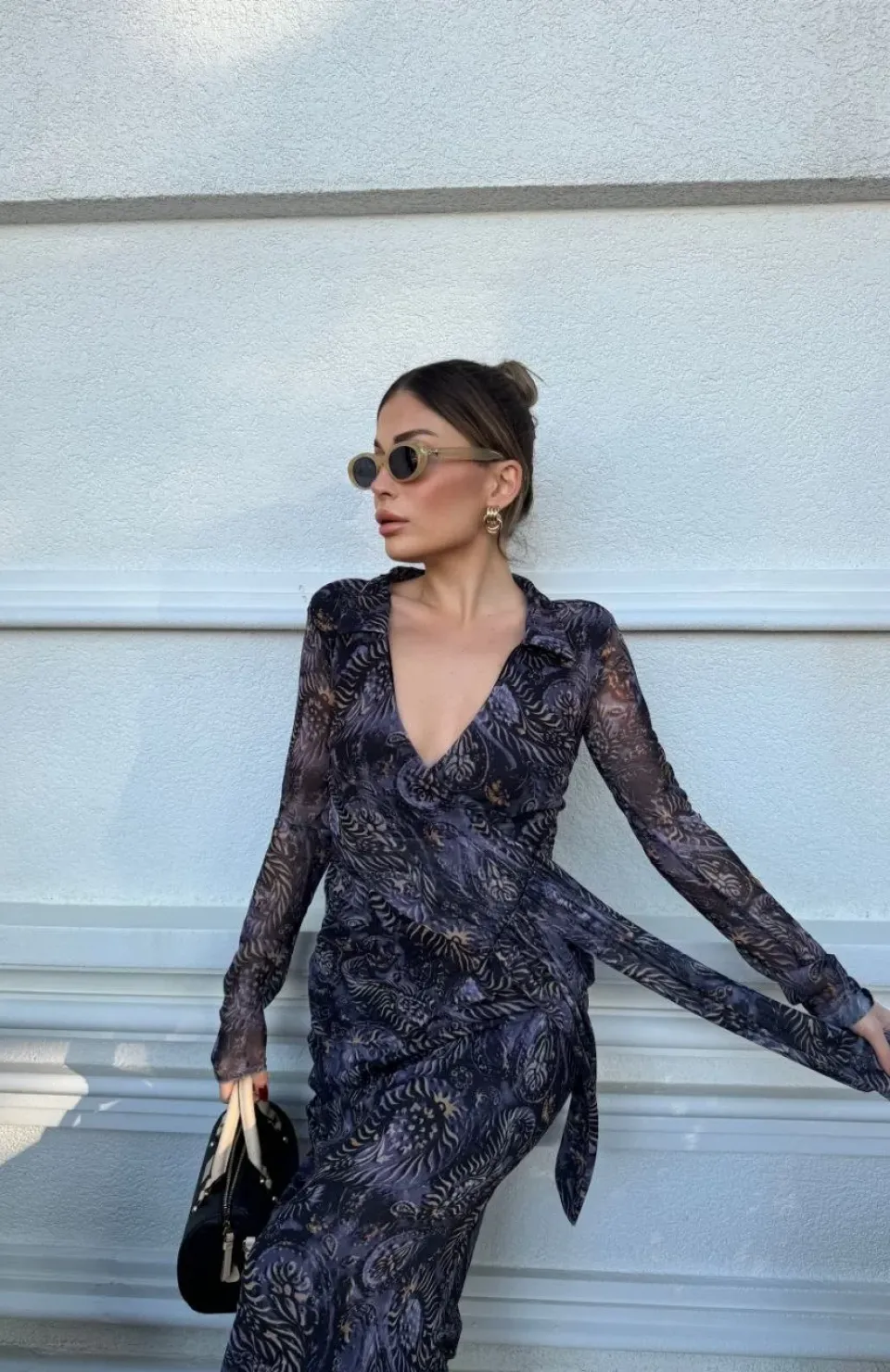 Kruvaze V yaka, fırfırlı ve bağcıklı Desenli Bluz ve Midi Etek Takım - Siyah