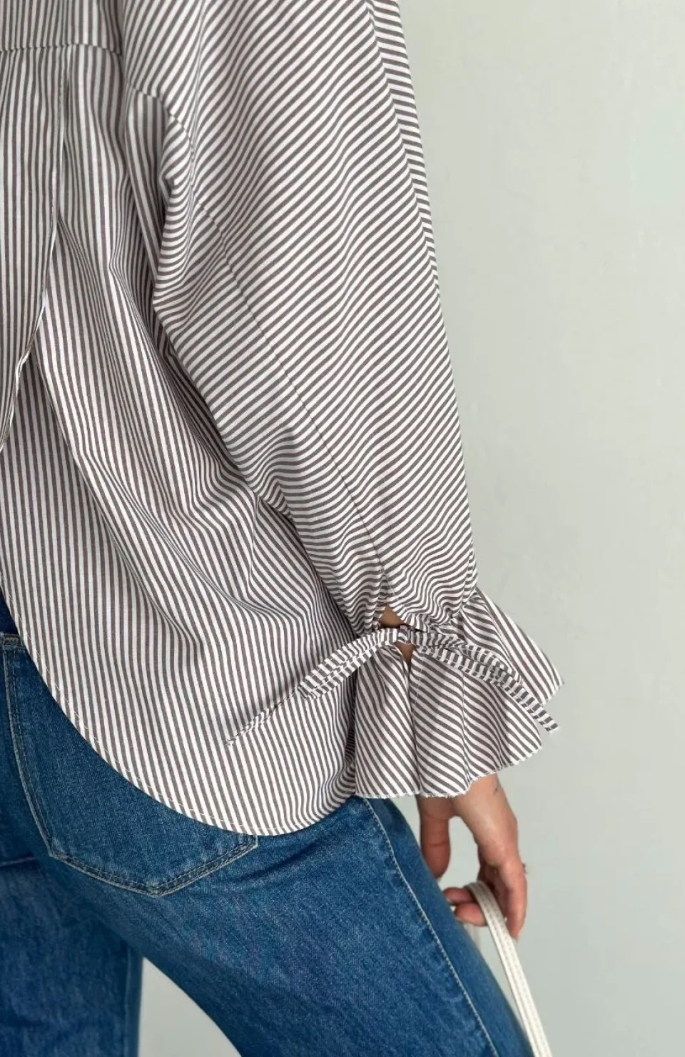 Kadın Arkası Asimetrik Yırtmaç Kesim Detaylı Cizgili Bluz Gömlek - Gri