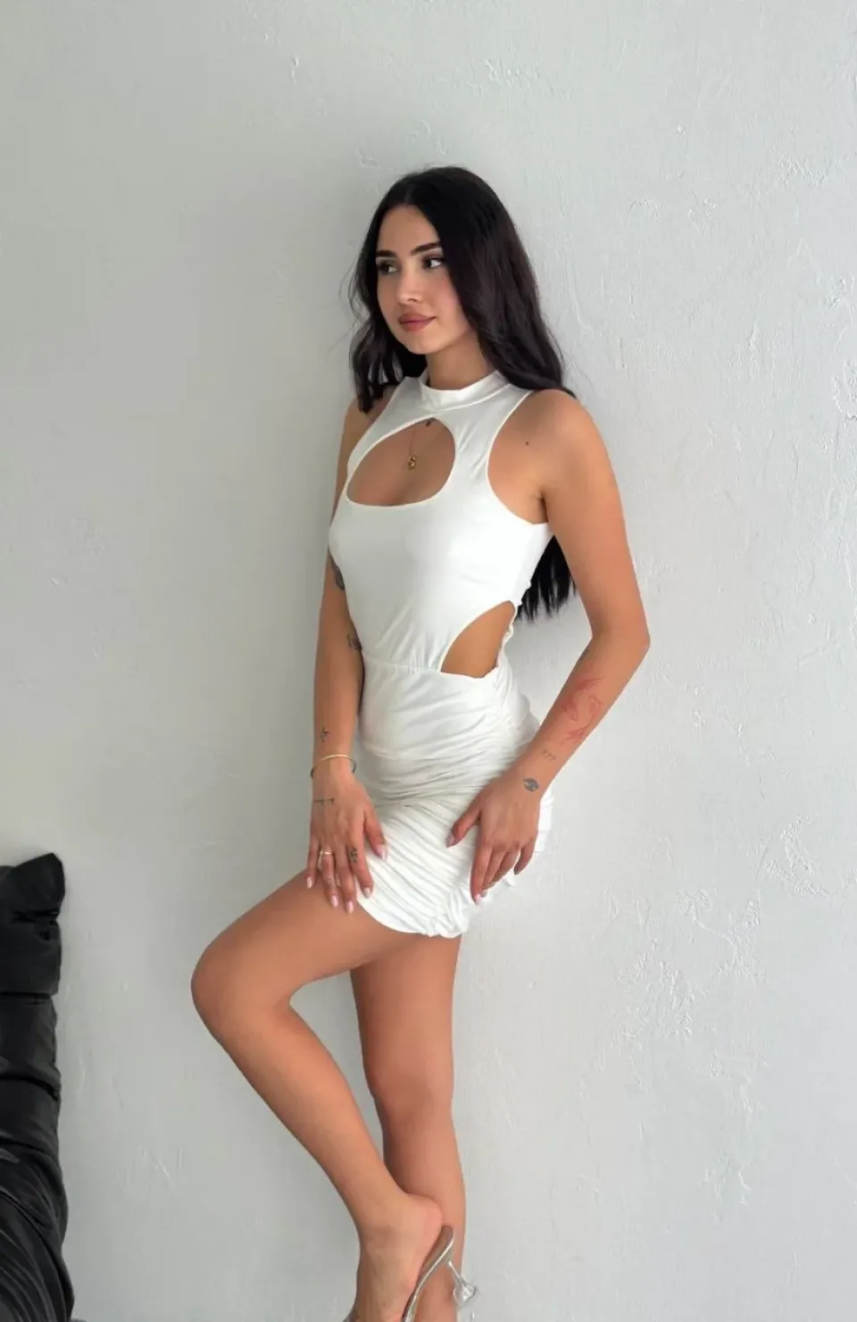 Göğüs ve Yanlar dekolteli Kolsuz Boy Elbise - Beyaz