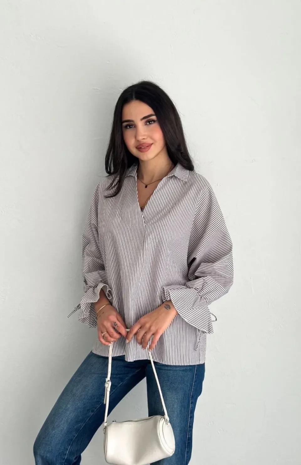 Kadın Arkası Asimetrik Yırtmaç Kesim Detaylı Cizgili Bluz Gömlek - Gri