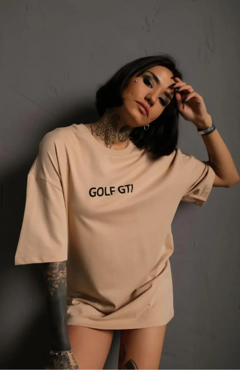 Kadın Oversize Baskılı Tişört – Golf GTI Retro Araba Desenli, Ön & Arka Dijital Baskı, Sokak Modası Stil - Bej