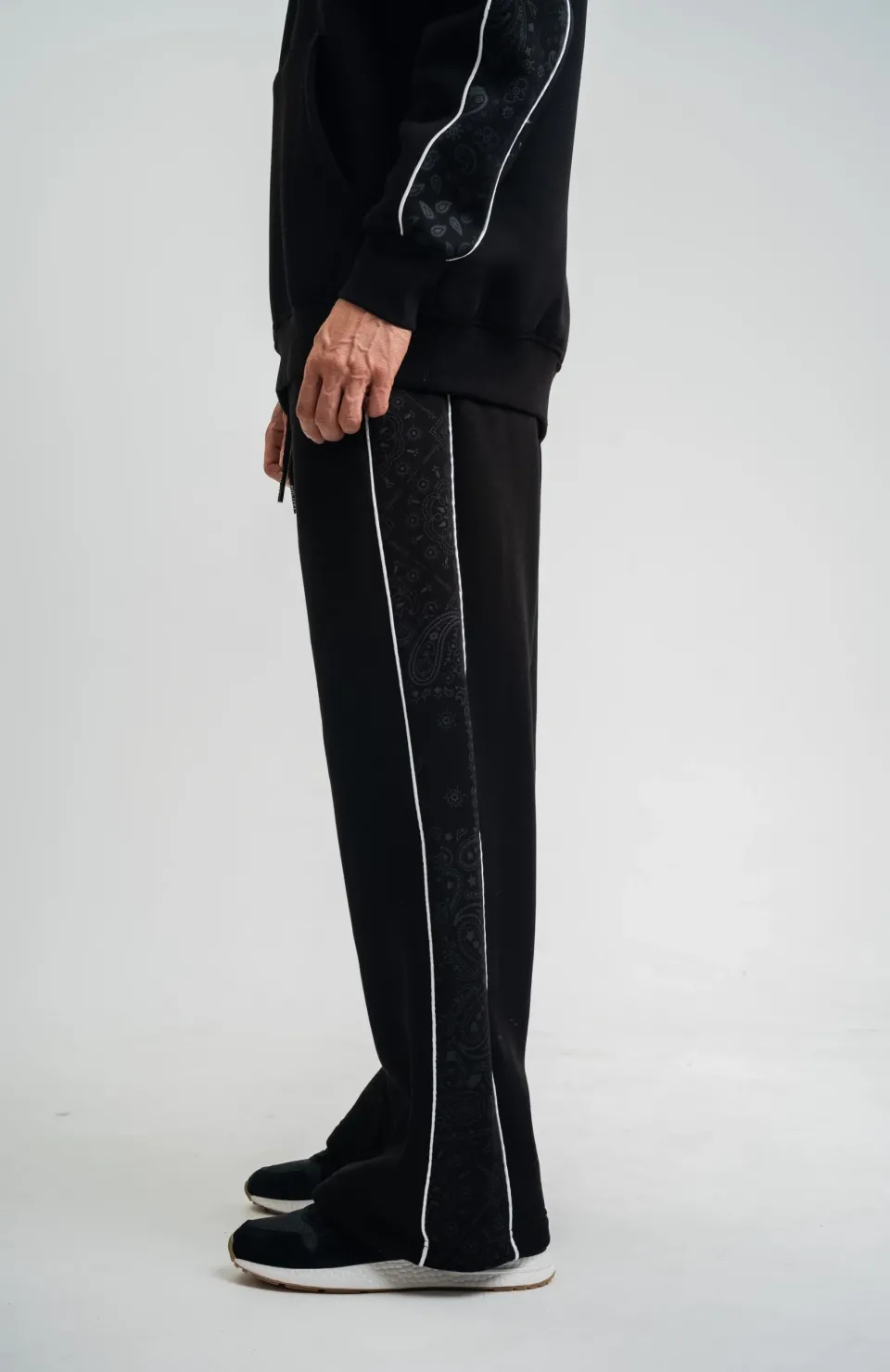 Üç İplik İçi Pamuklu Ara Biyeli Baskılı Baggy Eşofman Pantolon - Siyah Somersan Giyim | Kadın, Erkek ve Çocuk Moda