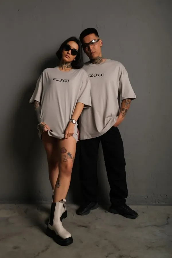 Erkek Oversize Baskılı Tişört – Golf GTI Retro Araba Desenli, Ön & Arka Dijital Baskı, Sokak Modası Stil - Gri