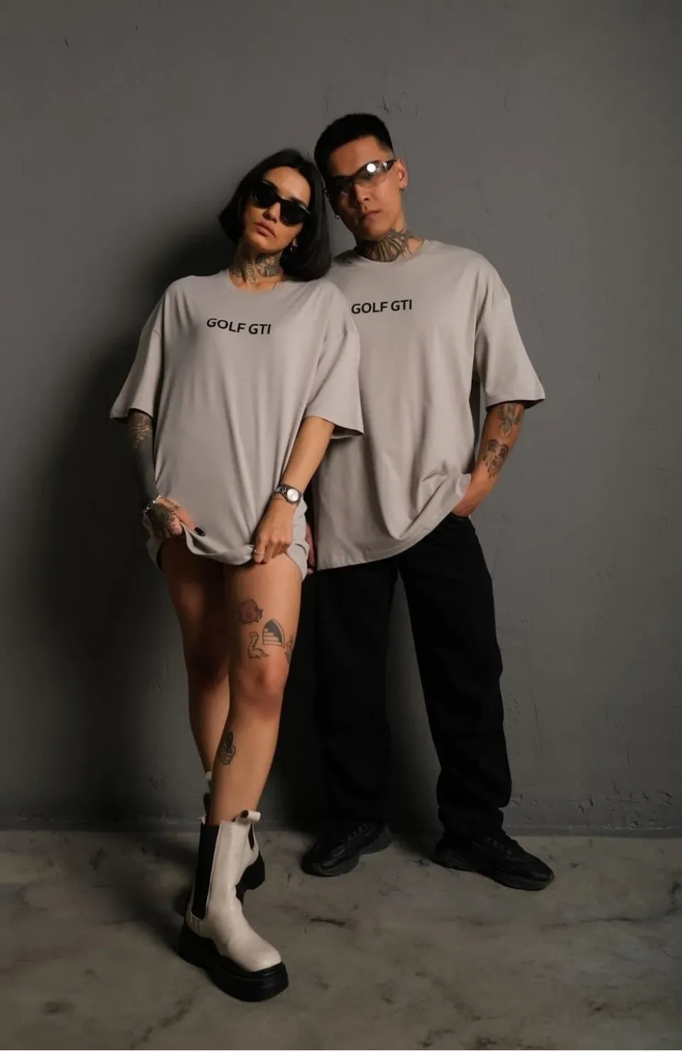Erkek Oversize Baskılı Tişört – Golf GTI Retro Araba Desenli, Ön & Arka Dijital Baskı, Sokak Modası Stil - Gri