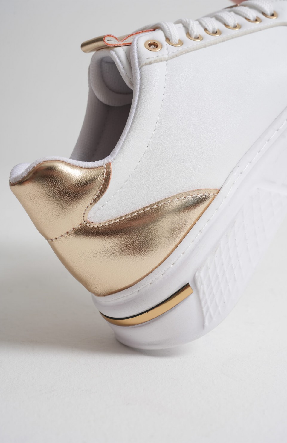 Altın Detaylı Beyaz Kadın Spor Ayakkabı TR01MS03E Somersan Giyim | Kadın, Erkek ve Çocuk Moda