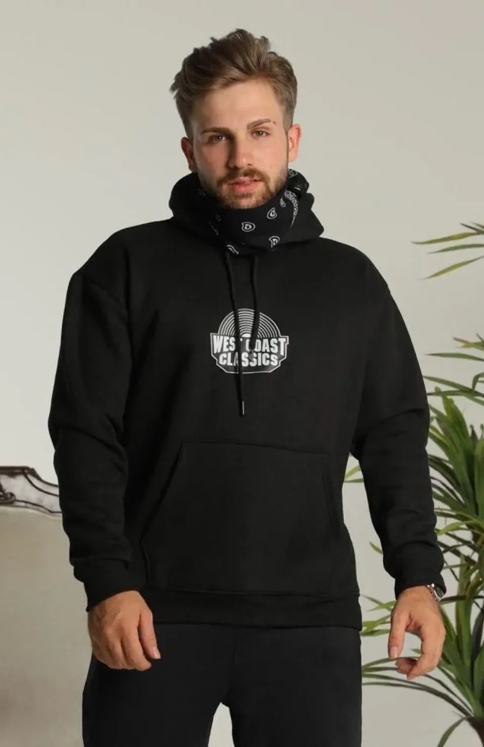 Erkek Oversize Üç İplik Kapüşonlu Sweatshirt – Siyah Sırt ve Ön Baskılı, Kanguru Cepli, Rahat Kalıp, İçi Pamuklu ModeL-Siyah