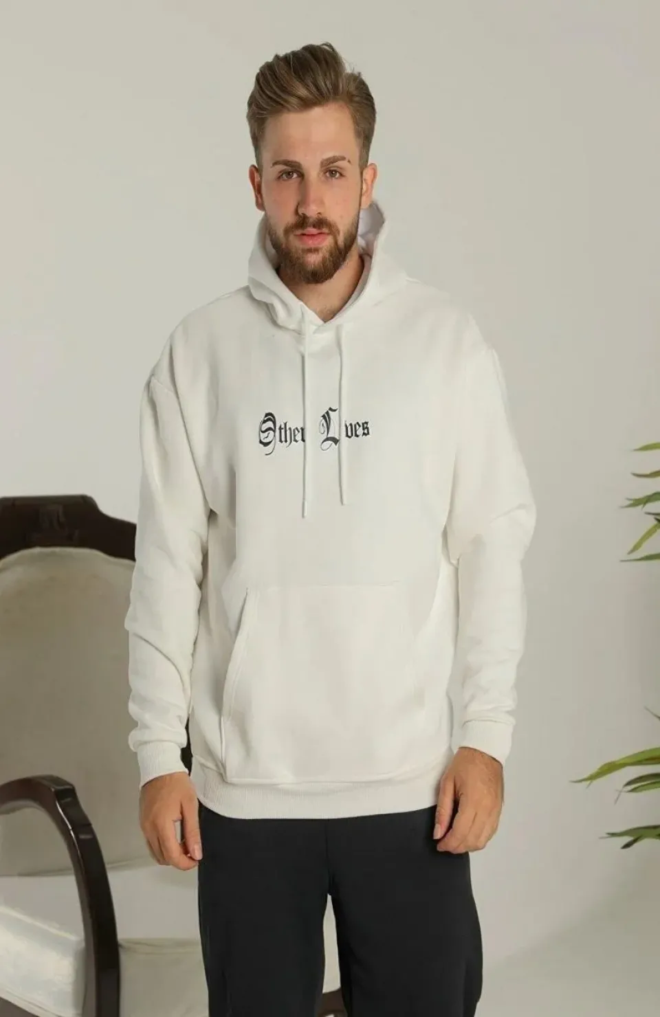 Erkek Oversize Üç İplik Şardonlu Kapüşonlu Sweatshirt – Beyaz “Other Lives” Ön ve Arka Baskılı, Kanguru Cepli, Ribanalı Rahat Kışlık Model Beyaz