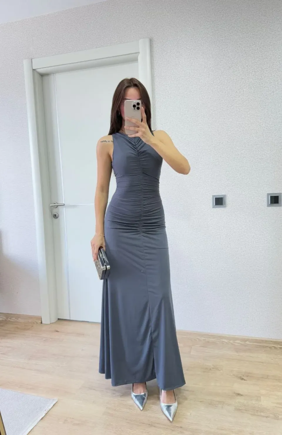 Bürümcük Kumaşlı İçi Astarlı Üzgülü Kolsuz Büzgülü Uzun Elbise - Füme