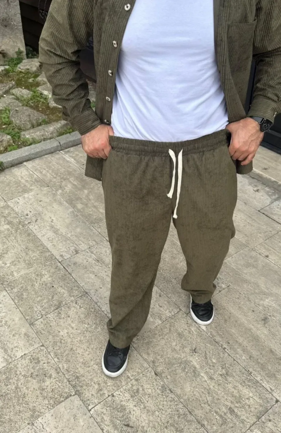 Erkek Kadife Oversize Takım – Gömlek ve Pantolon İkili Set Füme Corduroy Şıklığı, Rahat ve Zarif Duruş Yumuşak Dokulu Kadife Kumaş, Düğmeli Gömlek Üst ve Lastikli Pantolon Alt Parça ile Gün Boyu Konfor- Haki