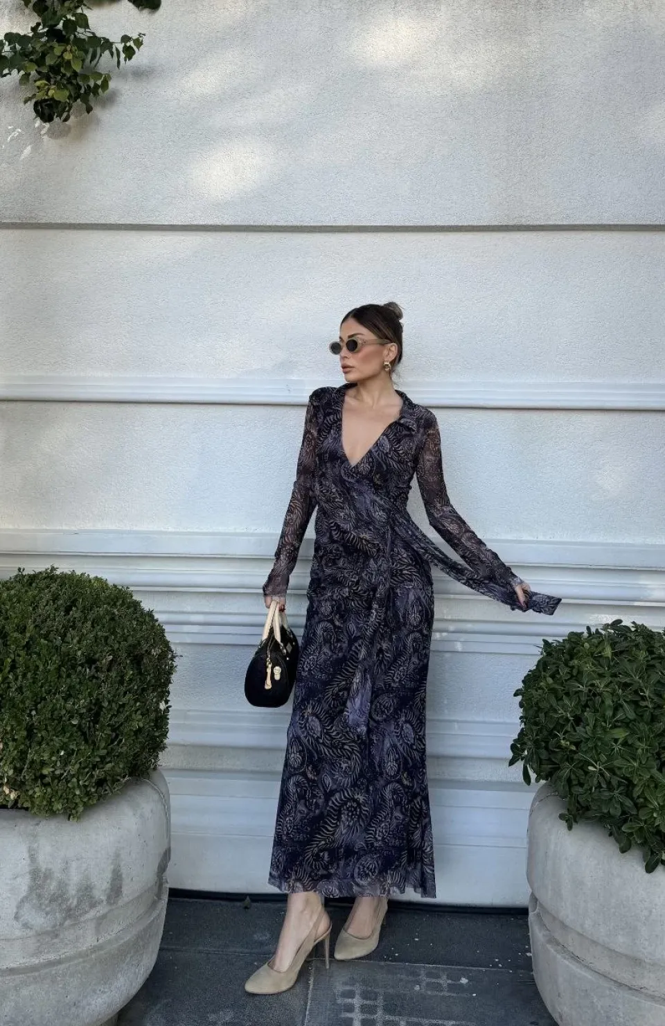 Kruvaze V yaka, fırfırlı ve bağcıklı Desenli Bluz ve Midi Etek Takım - Siyah