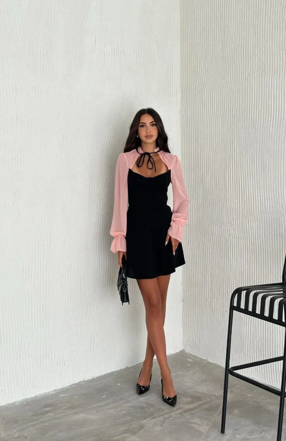 Kadın Göğsü Bağlamalı Kalp Yaka Kolları Şifon Mini Elbise - Siyah Pembe