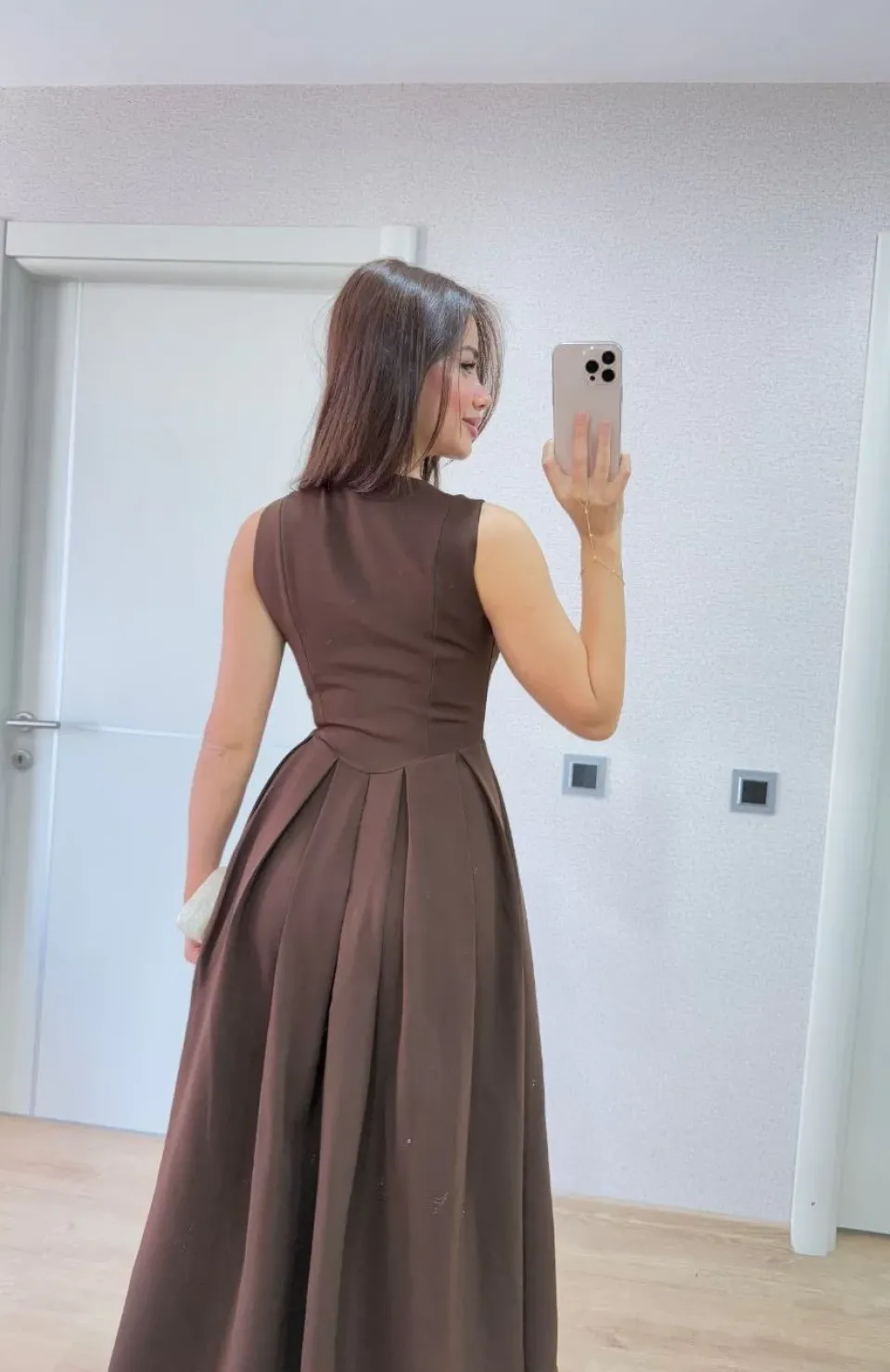 V yaka Krep Arka Ön Pens Detaylı Uzun Kolsuz Elbise- Kahverengi