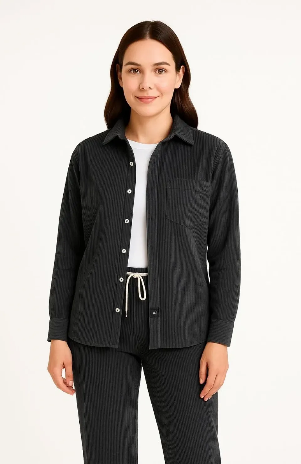 Kadın Kadife Oversize Takım – Gömlek ve Pantolon İkili Set Füme Corduroy Şıklığı, Rahat ve Zarif Duruş Yumuşak Dokulu Kadife Kumaş, Düğmeli Gömlek Üst ve Lastikli Pantolon Alt Parça ile Gün Boyu Konfor- Siyah