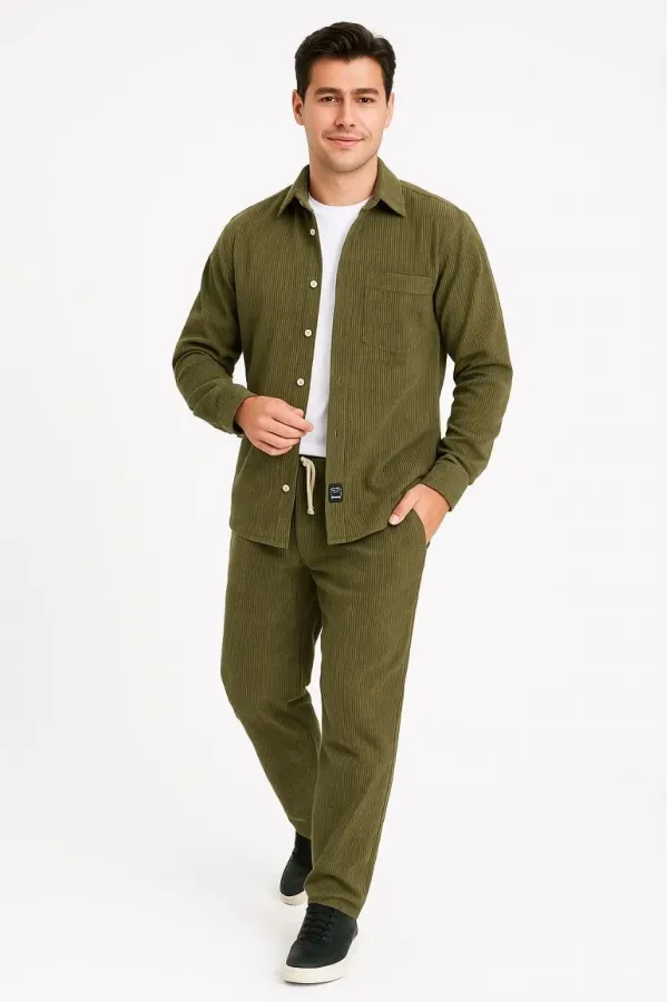 Erkek Kadife Oversize Takım – Gömlek ve Pantolon İkili Set Füme Corduroy Şıklığı, Rahat ve Zarif Duruş Yumuşak Dokulu Kadife Kumaş, Düğmeli Gömlek Üst ve Lastikli Pantolon Alt Parça ile Gün Boyu Konfor- Haki