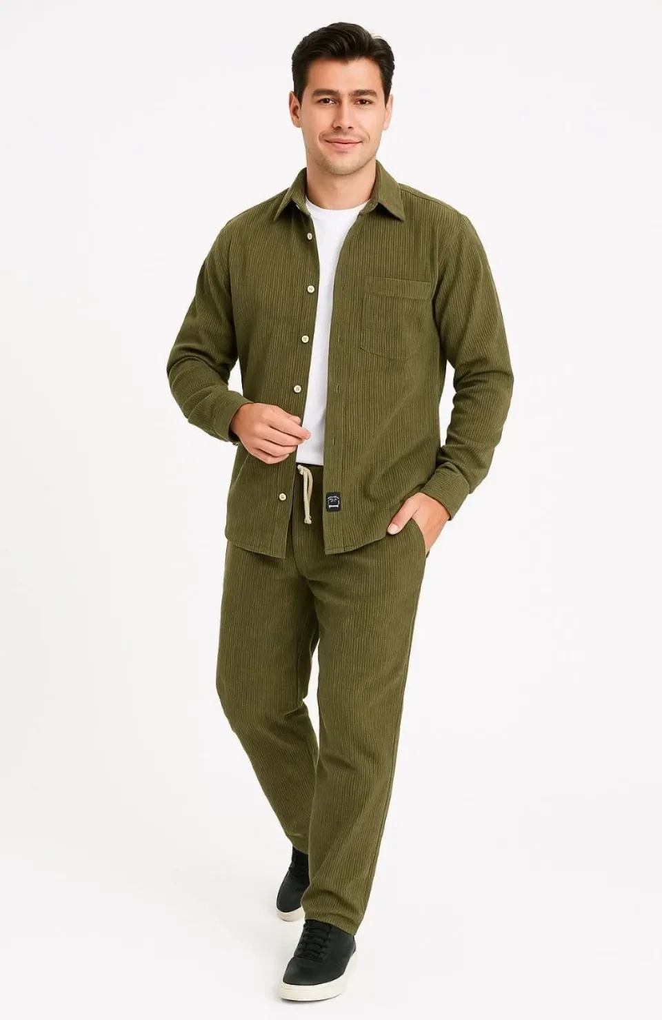 Erkek Kadife Oversize Takım – Gömlek ve Pantolon İkili Set Füme Corduroy Şıklığı, Rahat ve Zarif Duruş Yumuşak Dokulu Kadife Kumaş, Düğmeli Gömlek Üst ve Lastikli Pantolon Alt Parça ile Gün Boyu Konfor- Haki