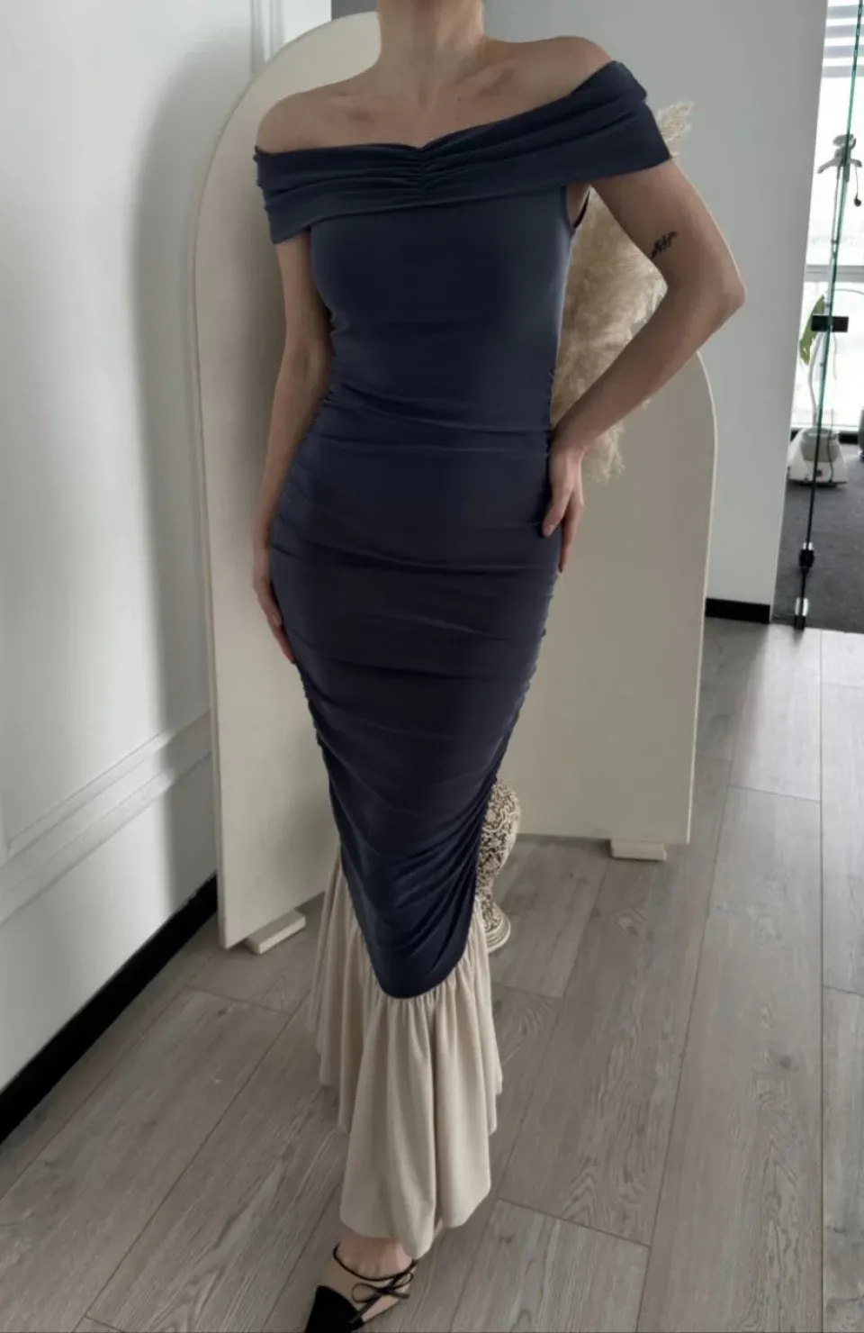 Striptiz Omuzlu Uzun Elbise- Füme