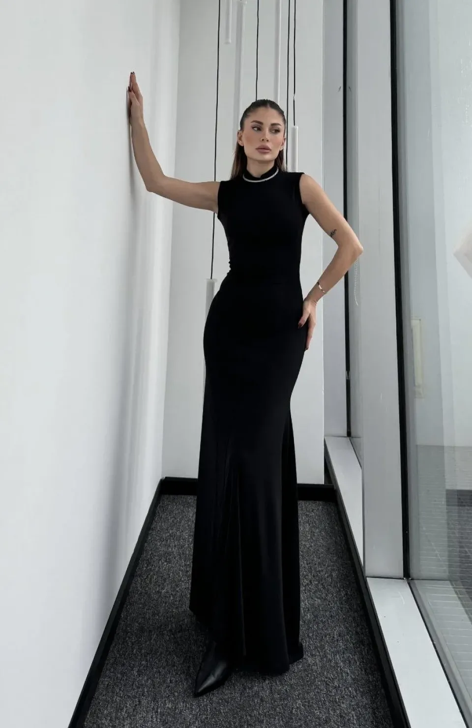 Kolsuz Yarım Bogazlı Uzun Elbise- Siyah