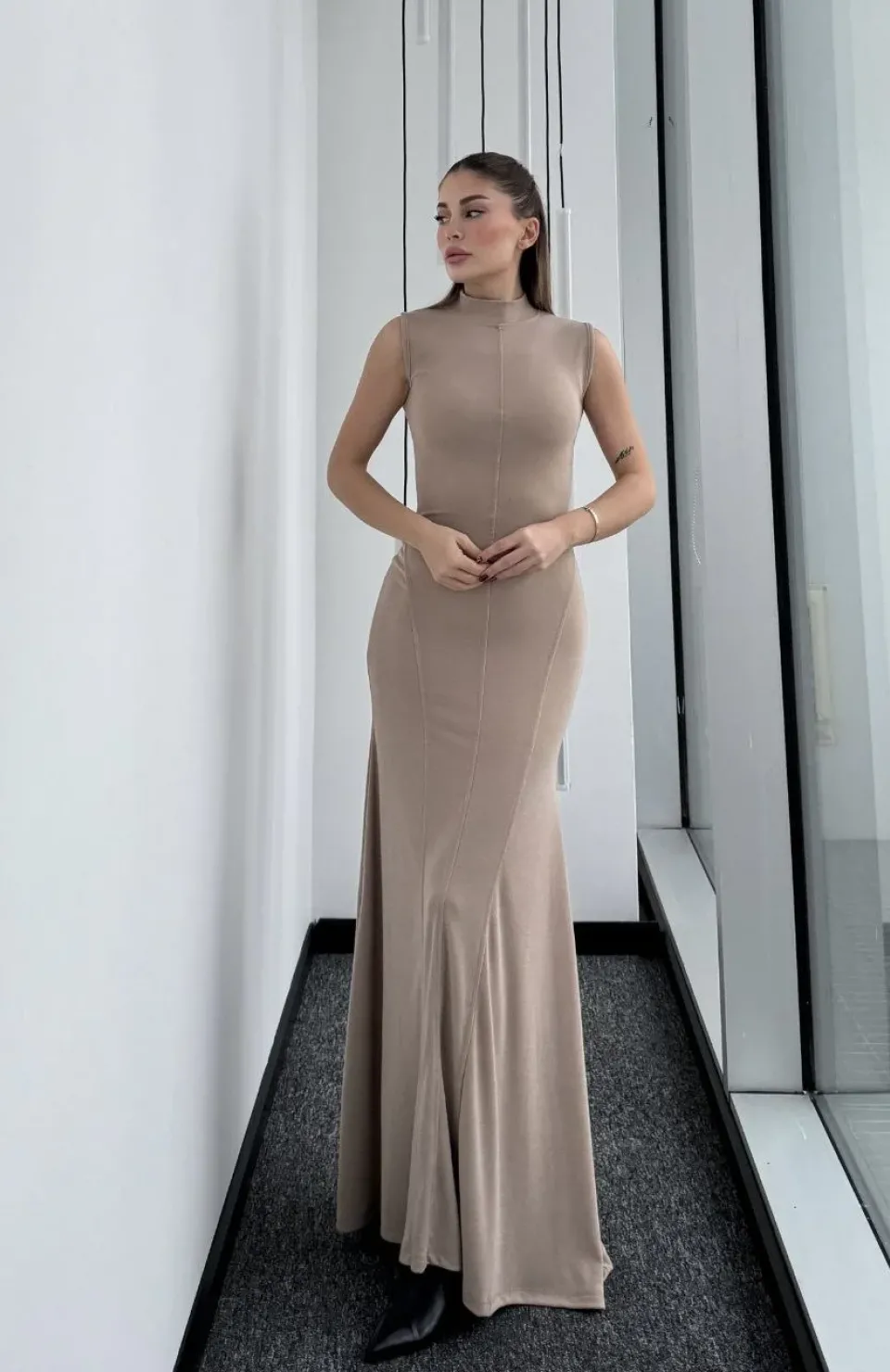 Kolsuz Yarım Bogazlı Uzun Elbise- Bej