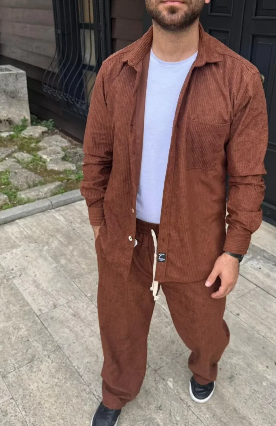 Erkek Kadife Oversize Takım – Gömlek ve Pantolon İkili Set Füme Corduroy Şıklığı, Rahat ve Zarif Duruş Yumuşak Dokulu Kadife Kumaş, Düğmeli Gömlek Üst ve Lastikli Pantolon Alt Parça ile Gün Boyu Konfor- Kiremit