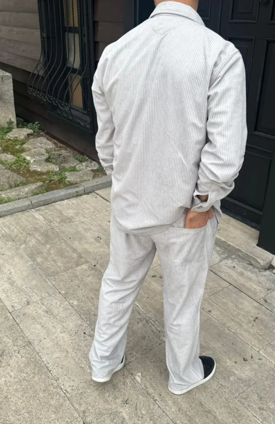 Erkek Kadife Oversize Takım – Gömlek ve Pantolon İkili Set Füme Corduroy Şıklığı, Rahat ve Zarif Duruş Yumuşak Dokulu Kadife Kumaş, Düğmeli Gömlek Üst ve Lastikli Pantolon Alt Parça ile Gün Boyu Konfor- Gri