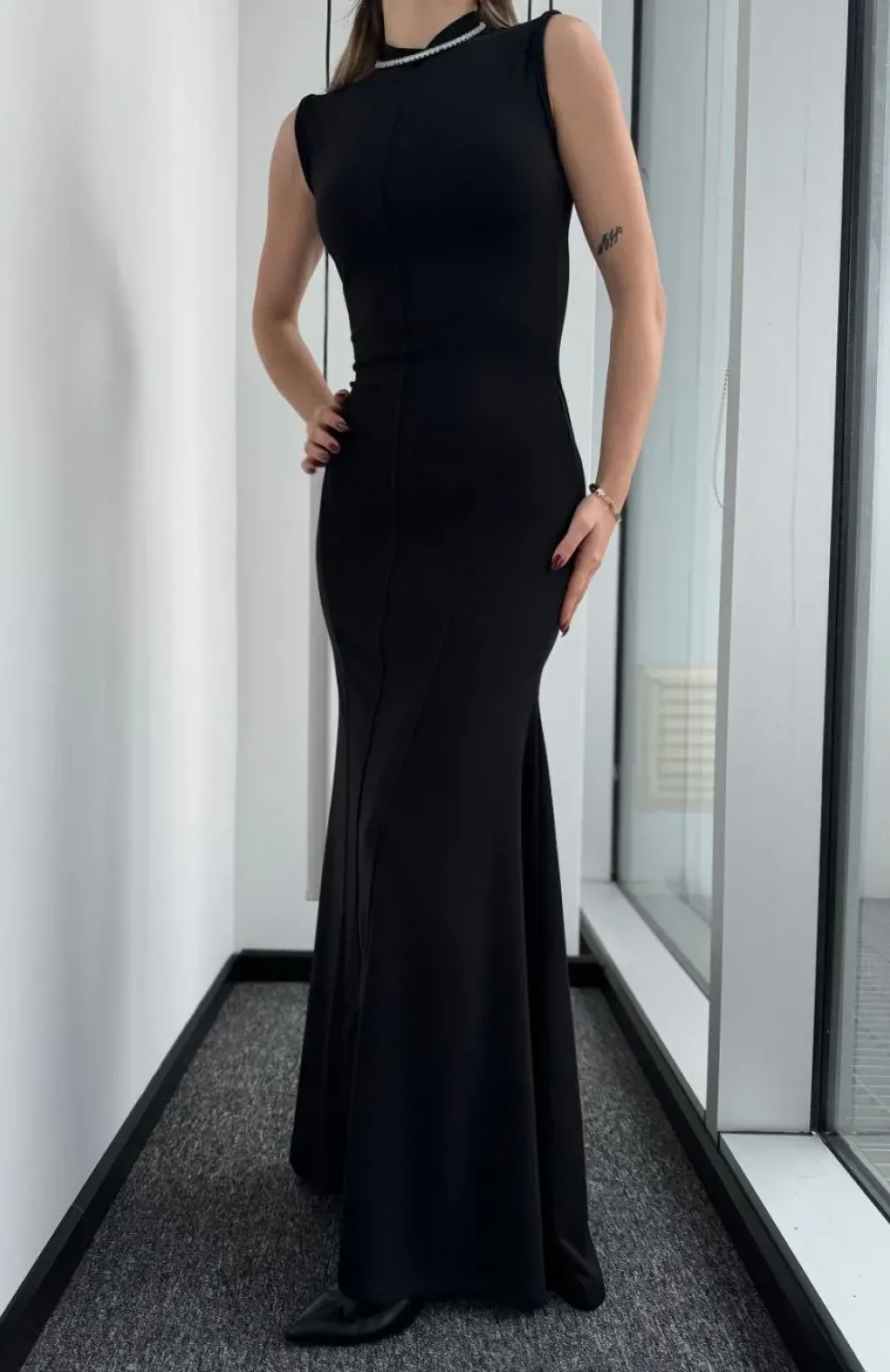 Kolsuz Yarım Bogazlı Uzun Elbise- Siyah