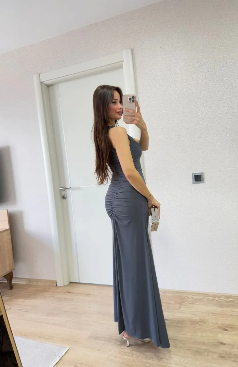 Bürümcük Kumaşlı İçi Astarlı Üzgülü Kolsuz Büzgülü Uzun Elbise - Füme