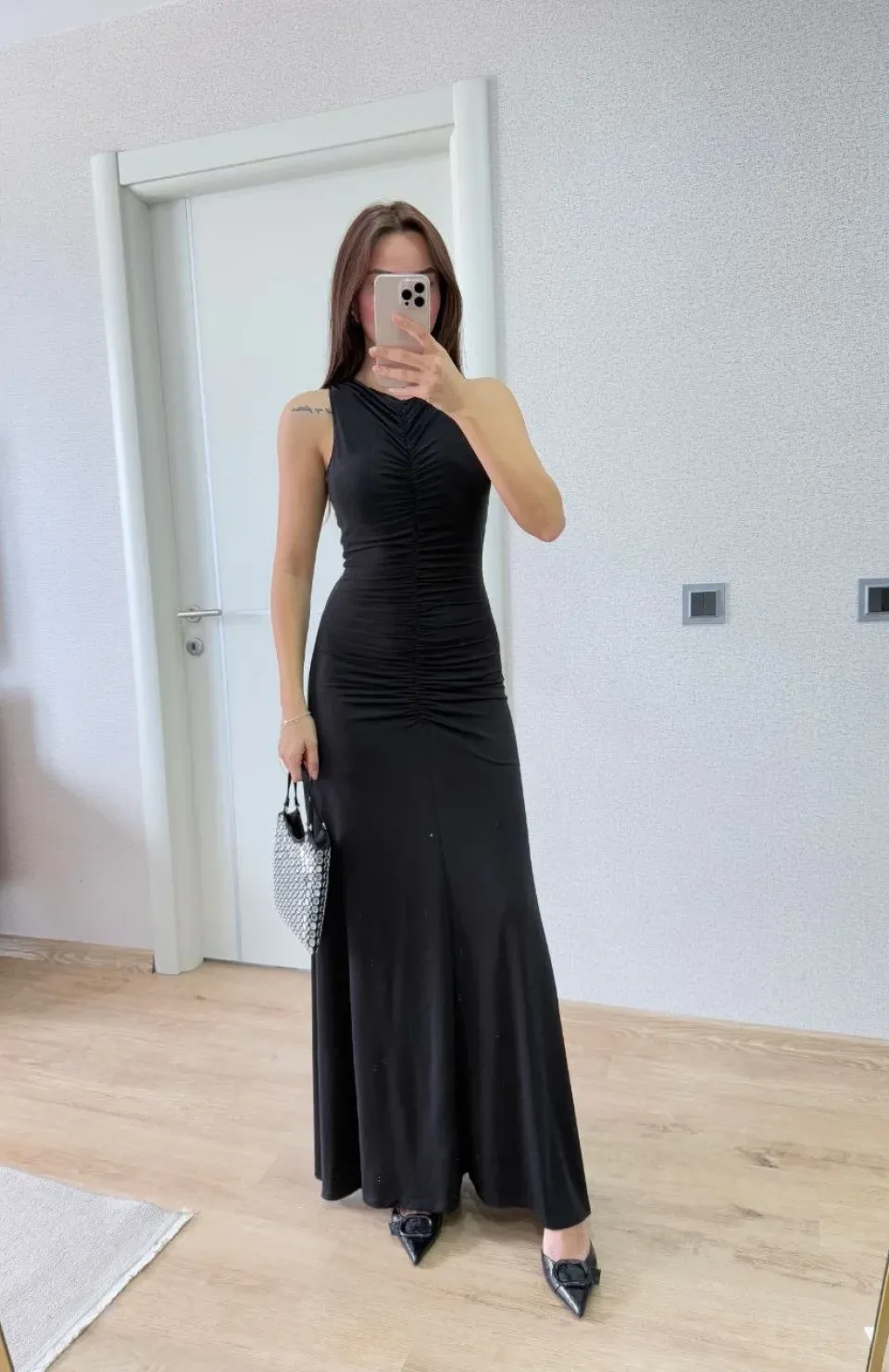 Bürümcük Kumaşlı İçi Astarlı Üzgülü Kolsuz Büzgülü Uzun Elbise - Siyah