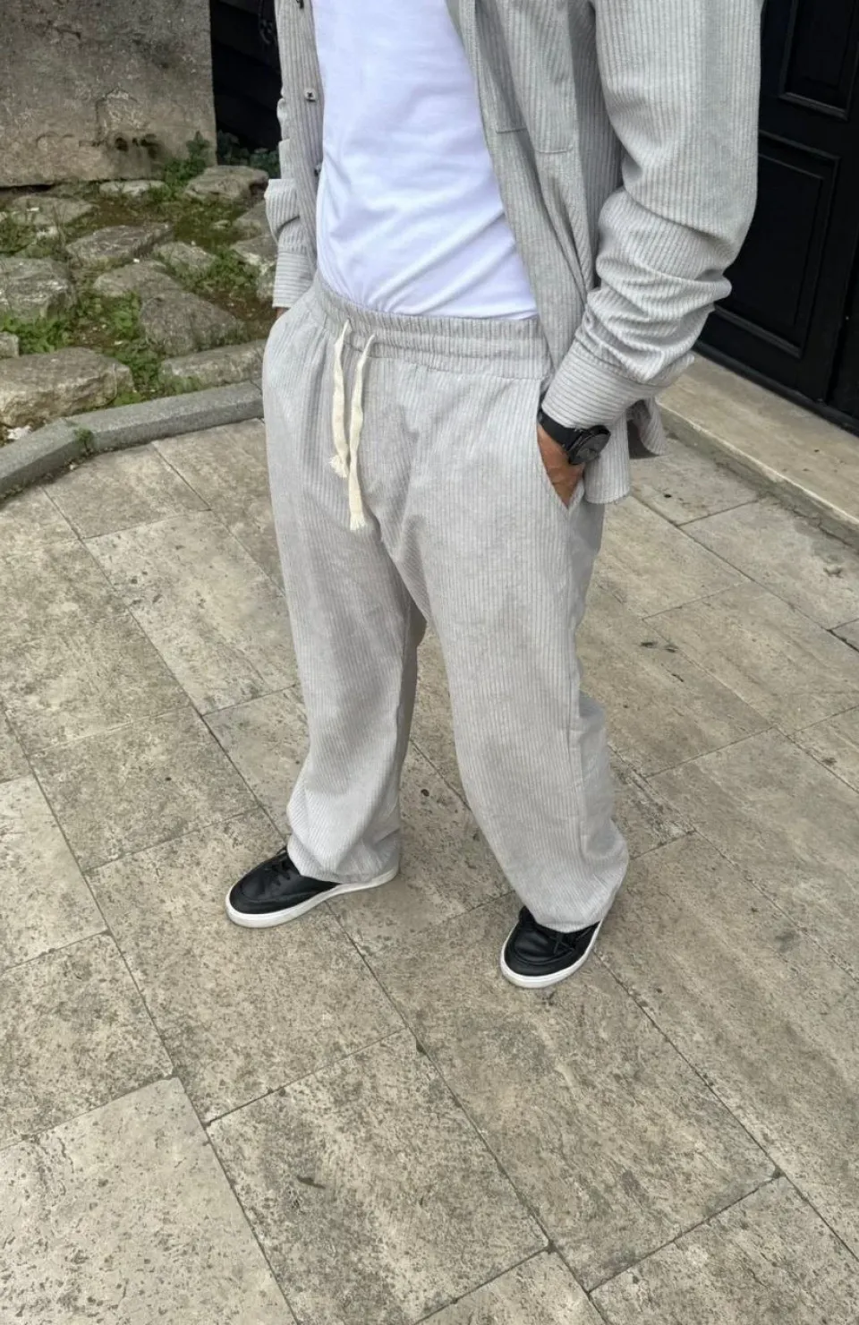 Erkek Kadife Oversize Takım – Gömlek ve Pantolon İkili Set Füme Corduroy Şıklığı, Rahat ve Zarif Duruş Yumuşak Dokulu Kadife Kumaş, Düğmeli Gömlek Üst ve Lastikli Pantolon Alt Parça ile Gün Boyu Konfor- Gri