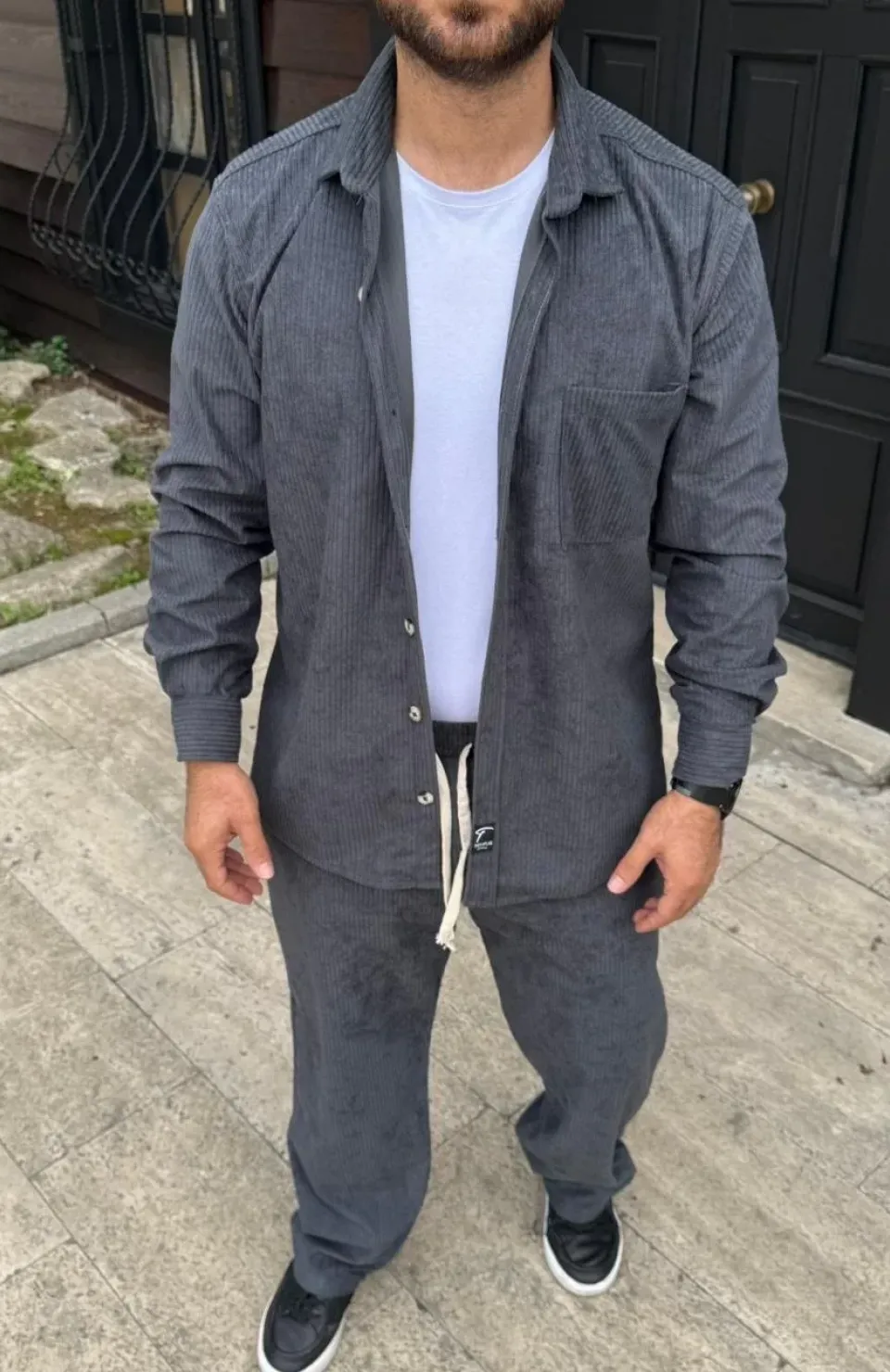 Erkek Kadife Oversize Takım – Gömlek ve Pantolon İkili Set Füme Corduroy Şıklığı, Rahat ve Zarif Duruş Yumuşak Dokulu Kadife Kumaş, Düğmeli Gömlek Üst ve Lastikli Pantolon Alt Parça ile Gün Boyu Konfor- Füme