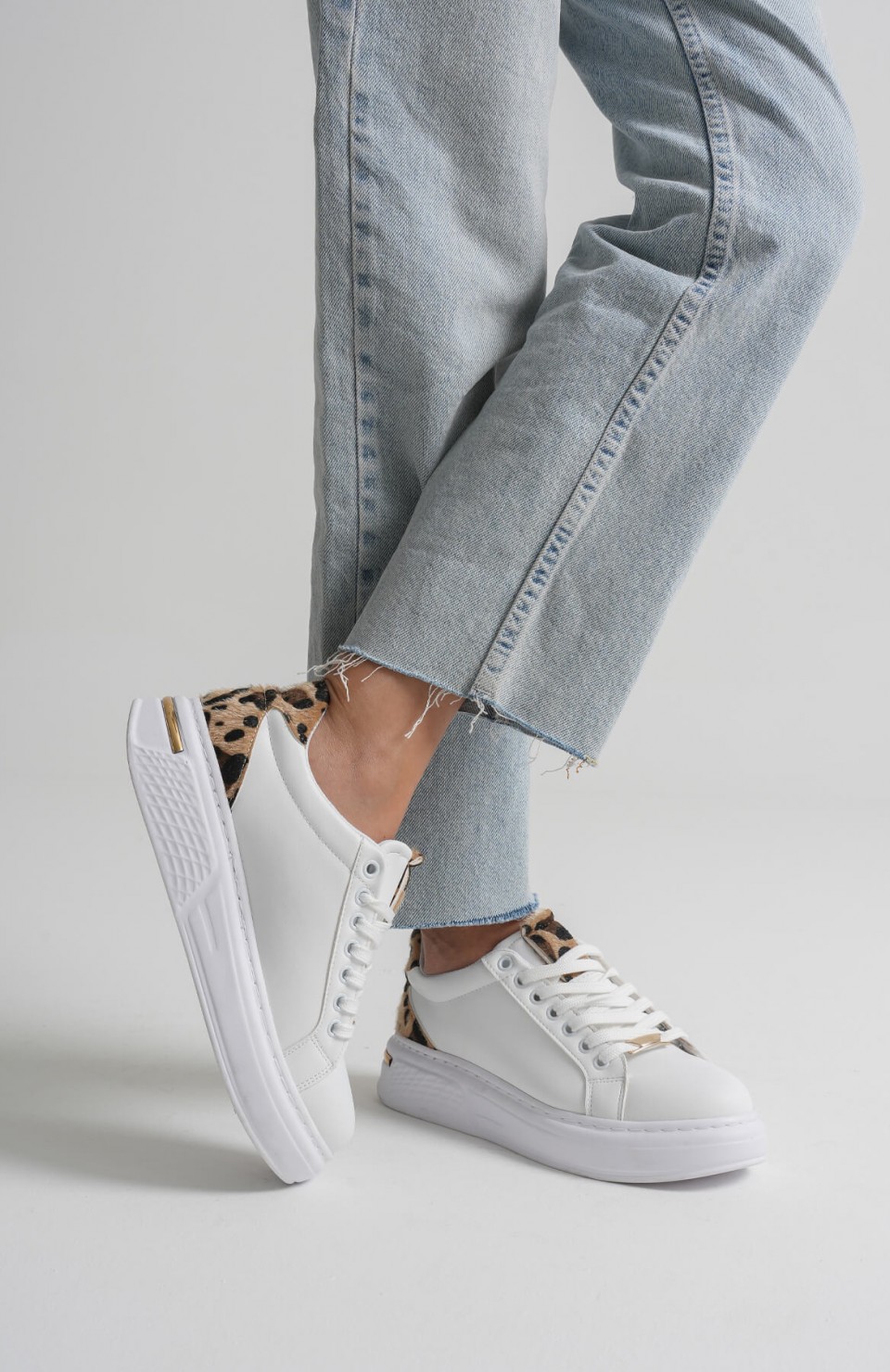 Leopar Detaylı Beyaz Kadın Spor Ayakkabı TR01MS03C Somersan Giyim | Kadın, Erkek ve Çocuk Moda