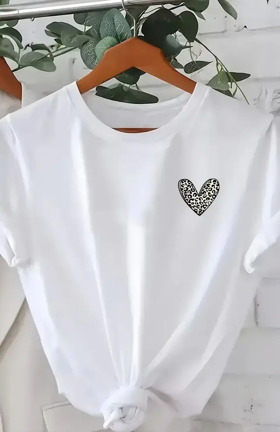 Kadınlar için Şık Leopar Kalp Baskılı Günlük Tişört - Büyük Beden, Makinede Yıkanabilir, Sevgililer Günü & Günlük Kıyafetler için Mükemmel- Beyaz