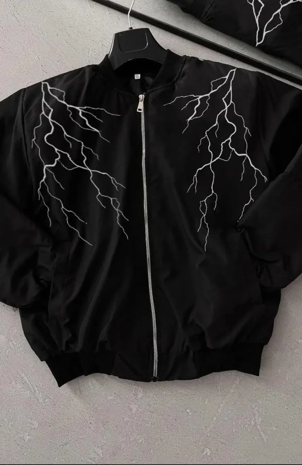 Unisex Siyah Bomber Mont – Beyaz Şimşek Desenli, Fermuarlı Cepli, Kapitone Astarlı Sokak Stili Günlük Ceket - Siyah