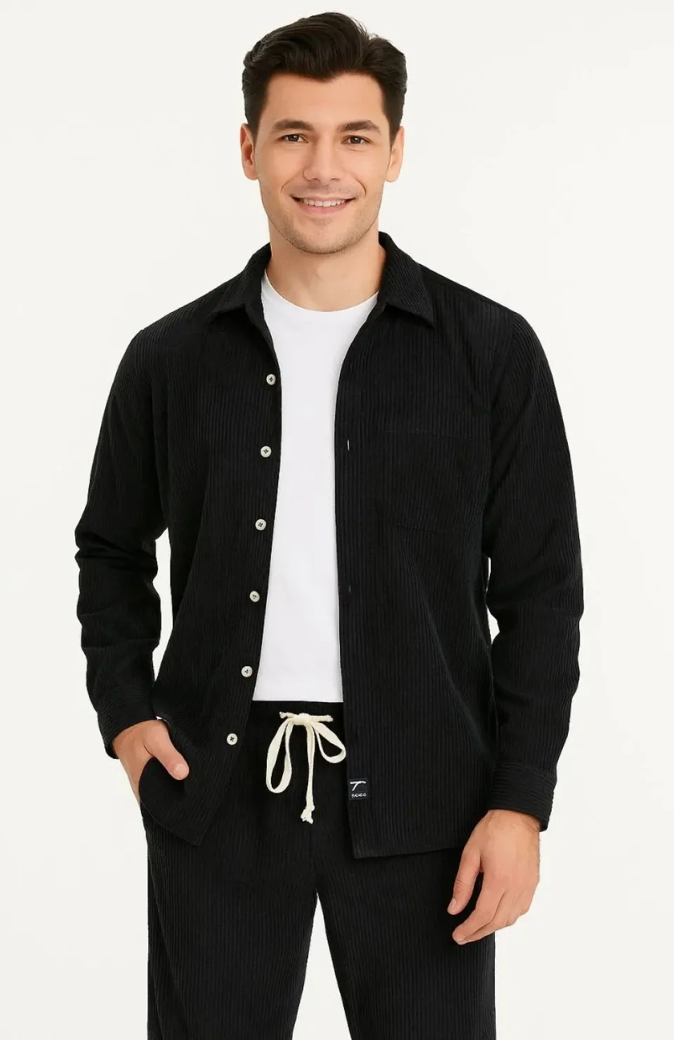 Erkek Kadife Oversize Takım – Gömlek ve Pantolon İkili Set Füme Corduroy Şıklığı, Rahat ve Zarif Duruş Yumuşak Dokulu Kadife Kumaş, Düğmeli Gömlek Üst ve Lastikli Pantolon Alt Parça ile Gün Boyu Konfor- Siyah